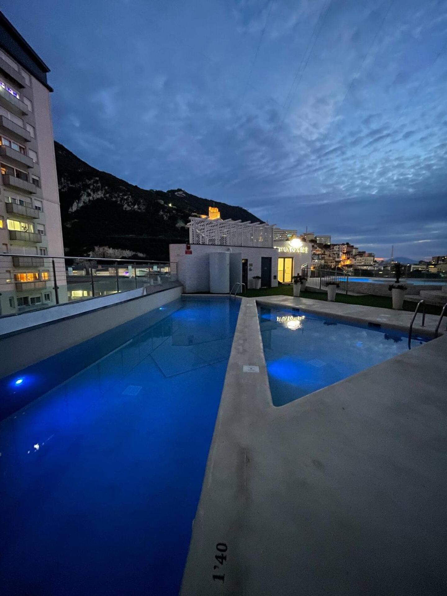 Urban Oasis At Luxurious Ocean Village Gibraltar Ngoại thất bức ảnh